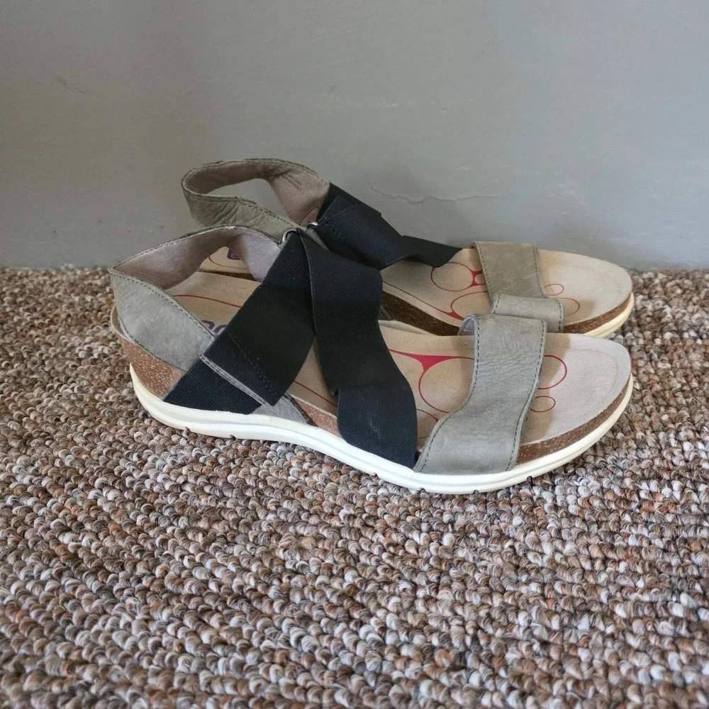 Bionica Womens Wedge Sandals Size 8.5 Green Black Elastic Straps Leather Beach